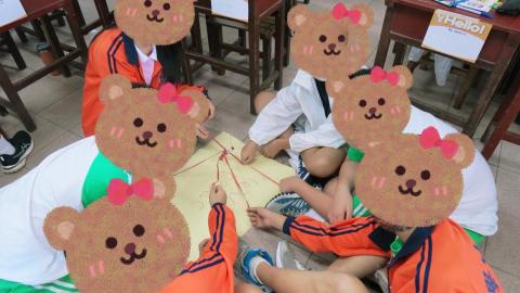 珮安 - TOP美語營助教期間協助小朋友協力合作在紙上寫上love peace和學習用英文與小組成員溝通