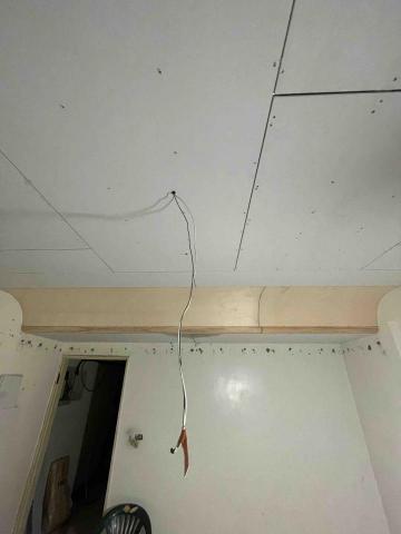 卞常亮 - 套房 暗架天花套用些許木料造型