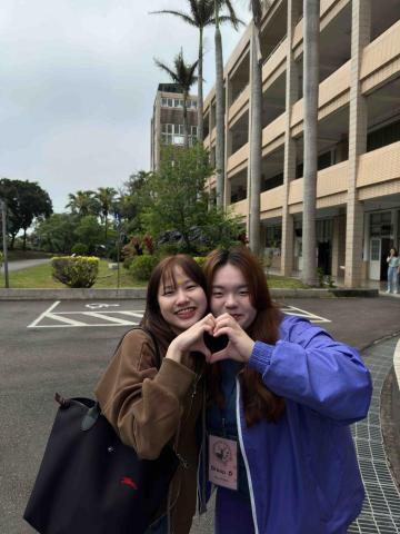 李佳芸 - 高中時接待泰國學生與他們進行文化交流