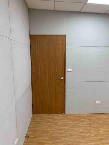 卞常亮 - 小型廠辦 輕隔間後製木門含框