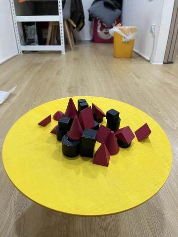 蘇芳齡 - 用桌遊帶領孩子練習專注、克服挫折、手眼協調等，最重要的是很好玩！