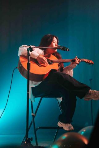 李佳芸 - 高中擔任吉他社社長表演照片