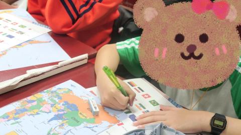 珮安 - TOP美語助教，協助小朋友認識每個國家的國旗和地理位置