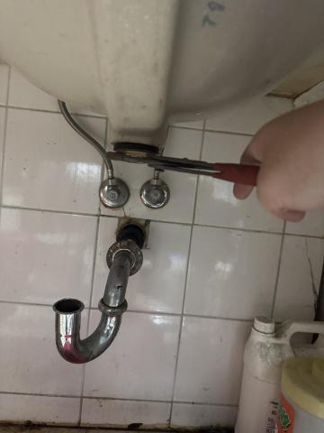 崴聖企業社 - 臉盆排水維修