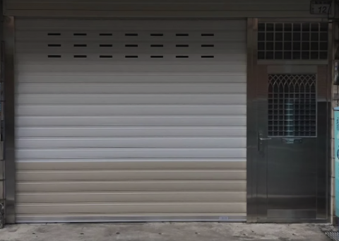 良輝快速捲門 - 鋁合金捲門+小門設計
鋁合金捲門加小門設計,方便進出,提升安全性和便利性。 良輝快速捲門 - 鋁合金捲門+小門設計
鋁合金捲門加小門設計,方便進出,提升安全性和便利性。