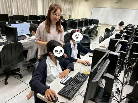 郭燕菁 - 指導學生專業英語證照線上練習。