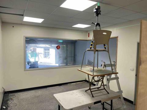 陳柏華 - 2025/09/08:
地點：台中市南區大慶街二段98巷43號
晟榮事業有限公司：辦公室隔間木板拆除作業
（使用紅外線雷射掃描儀輔助拆除）