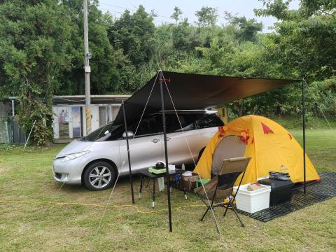 林松興 - 七人座休旅車戶外露營區留影。