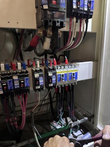 里悠有限公司 - 220V電源一次側拉設 里悠有限公司 - 220V電源一次側拉設