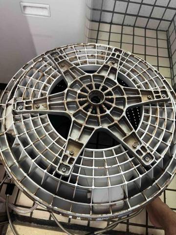 自強家庭水電 - 洗衣機底槽網狀蓋板清洗前