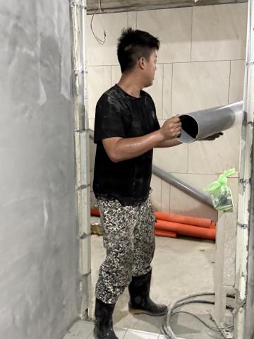 岑億水電工程行 - 管子搬運