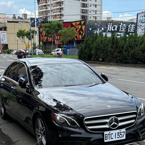 提供轎車巴士機場接送盜刷服務的專家小高