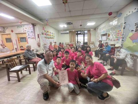 楊家甄 - 泰安長照中心表演