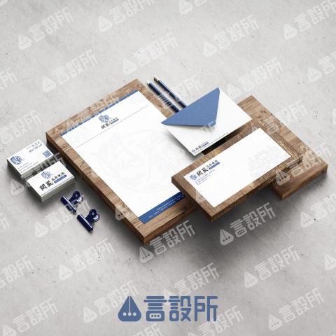 言設所 - 【閎嚴生命禮儀】的視覺設計以莊重與穩定為基礎，透過字體、色彩與圖紋的結合，傳達生命禮儀中對莊嚴與細節的重視。
標誌以書法字形營造沉穩力量，圓形意象象徵生命循環與圓滿延續，並融入山水雲彩的意涵，隱喻「歸於自然」的平和安頓。
整體視覺運用深藍調，營造莊嚴氛圍，搭配留白與紋飾，強化專業且細膩的感受。
整體設計不僅作為品牌識別，更成為陪伴家屬面對別離的精神依靠，讓「閎愛永傳，嚴守細節」不只是標語，而是品牌