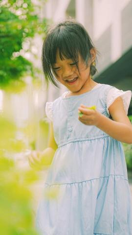 歐摩 | Oh Mo - 新北三重｜路邊戲耍的女孩｜2025攝影