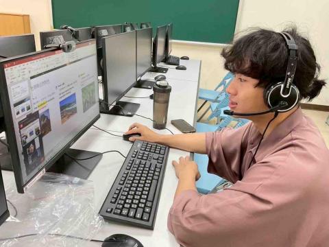 黃紹恩 - 教育部數位學伴計畫上課現場