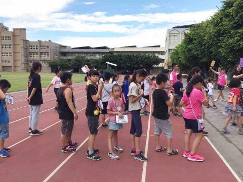 余幸潺 - 擔任國小小朋友的夏令營隊輔