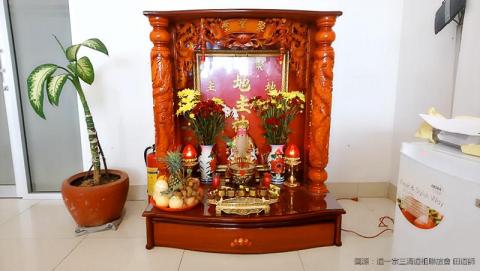 妙真軒彫佛社 - 跨境神緣&hellip;&hellip;&hellip;&hellip;
偶然在電商群組裡，看見一張挺特別的照片；

與眾不同的是，
在台灣這類的神位，
常見裝修在有『吉數』高度的牆壁上；

據了解，
是以符合越南當地風俗民情安排的神位安香，
是一位我們十分敬重且時常合作的德高道師，
常在東協各國協助在地台商及華人安排宗教科儀；

異國的宗教信仰中，
受中華文化影響頗深的是越南，
華人世界裡的『福德正神（土地公）』，
就像是越南的財神爺........