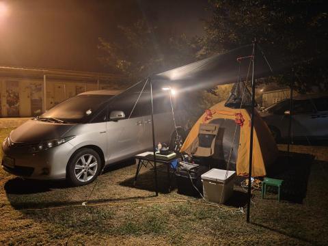 林松興 - 露營區車側夜景照