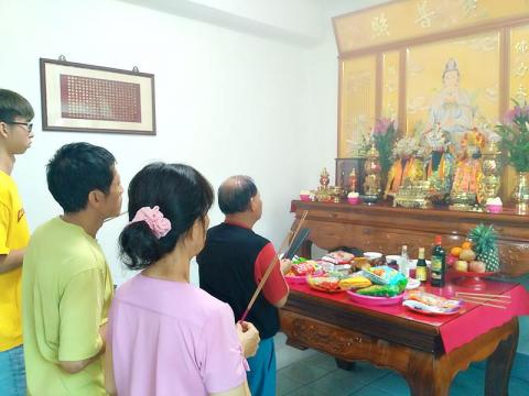 妙真軒彫佛社 - 神緣......
朱府千歲一直是委託人家中的主神，因緣際會參訪中部的關公廟與媽祖廟，結緣迎回關聖帝君與天上聖母的金身供奉；特別來店委託我們將三位神尊的金身與祖先牌位重新安香，可喜的是安香安座的祈福一擲聖杯，祝福一家平安順利！