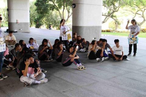 余幸潺 - 擔任高中生的社團四校聯合迎新的隊輔