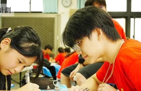 林柏邑 - 為南投民和國中學生進行服務性課業輔導