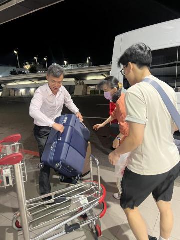 9686包車旅遊團隊 - 專業司機上下車搬運行李服務