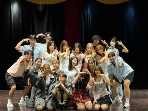 邱苡安 - 系上表演活動（右邊數過來第二排第二位）