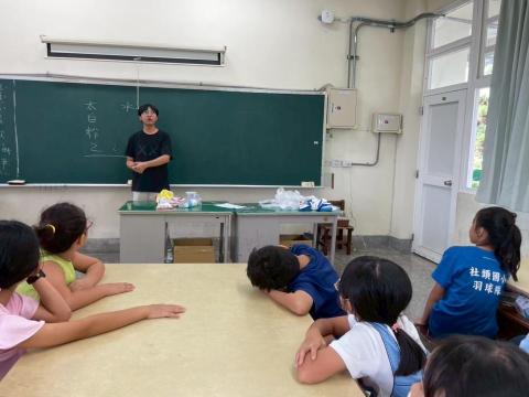 蕭農薰 - 講解印度小遊戲【KHO KHO】規則，引起學生上課的動機。