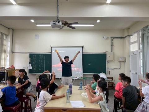 蕭農薰 - 讓學生實際體驗看看童軍繩結【瓶口結】該怎麼打~~學生玩得不亦悅乎~當然安全我們一定有時刻監督。