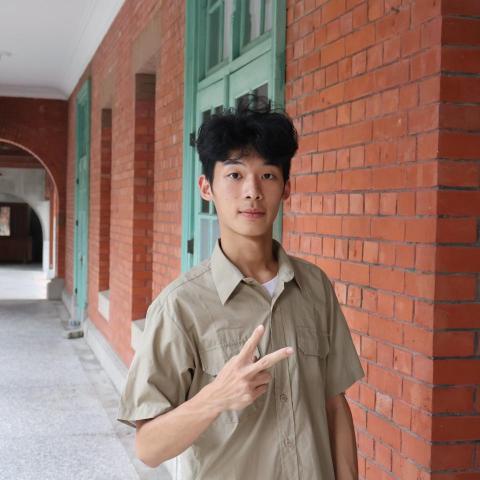 提供衝浪課程台北服務的專家楊傑森