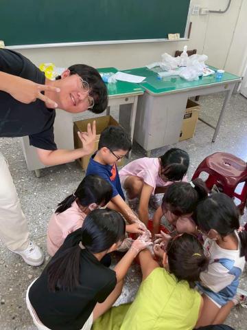 蕭農薰 - 讓學生從0開始自製【非牛頓流體】，配合小遊戲，體驗科學的奧妙與有趣~~~