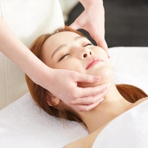 提供沙龍染髮劑服務的專家沙龍