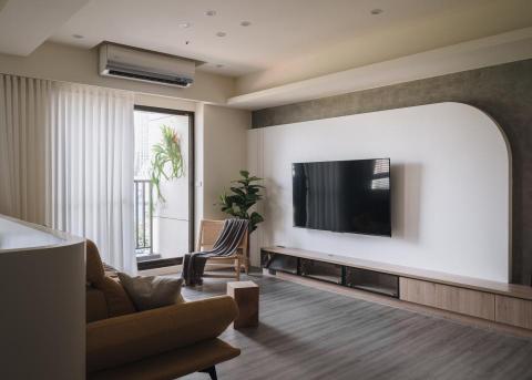 吳雅如 - 現代風   3房2廳2衛
客戶預算:178萬
施作範圍:全室天花板/窗簾盒/冷氣盒，全室系統櫃，全室燈具，電視牆主臥房司曼特漆，電視牆弧形造型，沙發背牆隔柵造型，沙發背辦公區半牆隔間貼皮，多功能房牆面拆除新增木作玻璃隔間，主臥房多功能房架高地板，主臥房格柵屏風，主臥房床頭造型背牆，廚房玻璃拉門，玄關花磚，玄關弧形造型，玄關電箱隱藏門造型