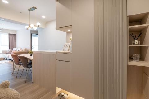 吳雅如 - 奶茶風   2房1廳1衛  
室內實際坪數:17.5坪
客戶預算:115萬
施作內容:全室SPC石塑地板，全室天花板/窗簾盒/冷氣盒，全室系統櫃，主臥房弧形背牆，公共區域及主臥房乳膠色漆，電視牆麂皮漆，全室窗簾一紗一布