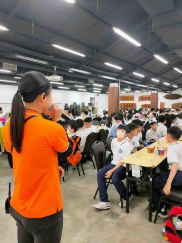 Carol - 教學國小生彩繪盆栽