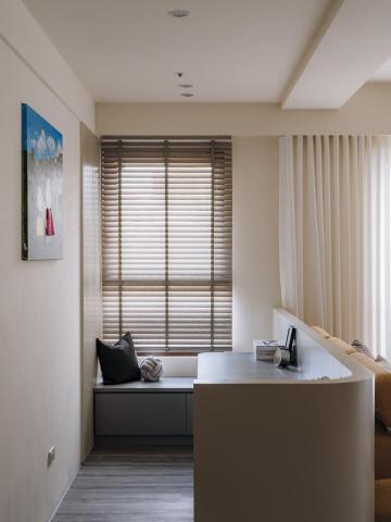 吳雅如 - 現代風   3房2廳2衛
客戶預算:178萬
施作範圍:全室天花板/窗簾盒/冷氣盒，全室系統櫃，全室燈具，電視牆主臥房司曼特漆，電視牆弧形造型，沙發背牆隔柵造型，沙發背辦公區半牆隔間貼皮，多功能房牆面拆除新增木作玻璃隔間，主臥房多功能房架高地板，主臥房格柵屏風，主臥房床頭造型背牆，廚房玻璃拉門，玄關花磚，玄關弧形造型，玄關電箱隱藏門造型