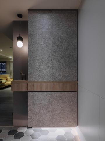 吳雅如 - 現代風   3房2廳2衛
客戶預算:178萬
施作範圍:全室天花板/窗簾盒/冷氣盒，全室系統櫃，全室燈具，電視牆主臥房司曼特漆，電視牆弧形造型，沙發背牆隔柵造型，沙發背辦公區半牆隔間貼皮，多功能房牆面拆除新增木作玻璃隔間，主臥房多功能房架高地板，主臥房格柵屏風，主臥房床頭造型背牆，廚房玻璃拉門，玄關花磚，玄關弧形造型，玄關電箱隱藏門造型