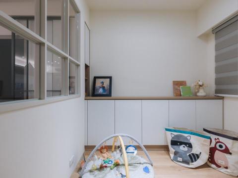 吳雅如 - 現代風   3房2廳2衛
客戶預算:178萬
施作範圍:全室天花板/窗簾盒/冷氣盒，全室系統櫃，全室燈具，電視牆主臥房司曼特漆，電視牆弧形造型，沙發背牆隔柵造型，沙發背辦公區半牆隔間貼皮，多功能房牆面拆除新增木作玻璃隔間，主臥房多功能房架高地板，主臥房格柵屏風，主臥房床頭造型背牆，廚房玻璃拉門，玄關花磚，玄關弧形造型，玄關電箱隱藏門造型