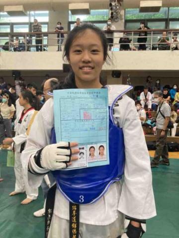 陳慈雅 - 跆拳道黑帶二段考試通過
