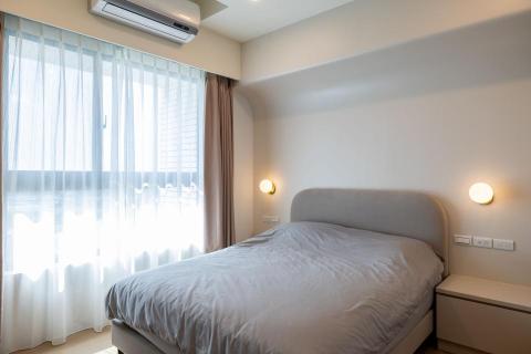 吳雅如 - 奶茶風   2房1廳1衛  
室內實際坪數:17.5坪
客戶預算:115萬
施作內容:全室SPC石塑地板，全室天花板/窗簾盒/冷氣盒，全室系統櫃，主臥房弧形背牆，公共區域及主臥房乳膠色漆，電視牆麂皮漆，全室窗簾一紗一布