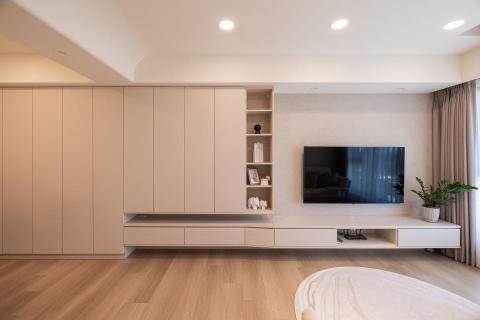 吳雅如 - 奶茶風   2房1廳1衛  
室內實際坪數:17.5坪
客戶預算:115萬
施作內容:全室SPC石塑地板，全室天花板/窗簾盒/冷氣盒，全室系統櫃，主臥房弧形背牆，公共區域及主臥房乳膠色漆，電視牆麂皮漆，全室窗簾一紗一布