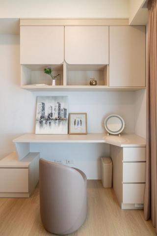 吳雅如 - 奶茶風   2房1廳1衛  
室內實際坪數:17.5坪
客戶預算:115萬
施作內容:全室SPC石塑地板，全室天花板/窗簾盒/冷氣盒，全室系統櫃，主臥房弧形背牆，公共區域及主臥房乳膠色漆，電視牆麂皮漆，全室窗簾一紗一布