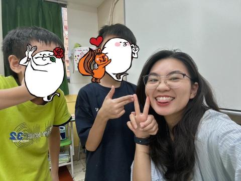 Stella - 會先傾聽小朋友說話，
再慢慢引導他們可以如何解決問題。
正因為願意花時間與耐心跟他們相處，
小朋友一看到我，都會很開心的叫 teacher Stella！
小朋友也很願意分享他們的想法！