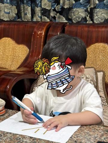 Stella - 照顧一歲半的小朋友。
另外，也會運用英文兒歌來帶動跳舞！

