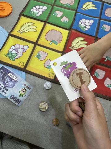 Stella - 訓練小朋友的專注力與錢幣概念發展！
我這邊都會準備教具來讓小朋友從玩中學習～
