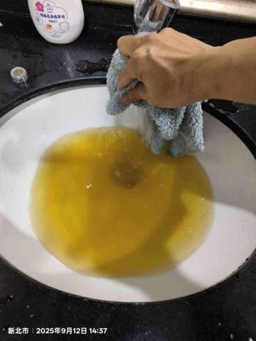 林師傅 - 清洗完後的髒水範例