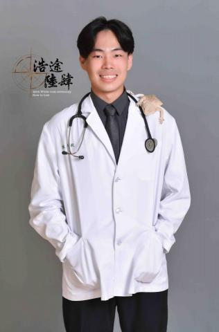 提供花式調酒服務的專家陳恆毅