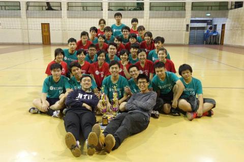 邱俊穎 - 校際排球比賽冠軍合照