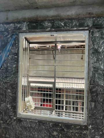 佳昇鋁門窗 - 前期立框 等待水泥填縫